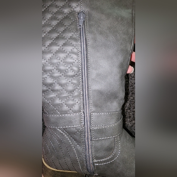 Women's sz 6 Grey faux leather w/ grey sweater accent boot - Picture 4 of 9